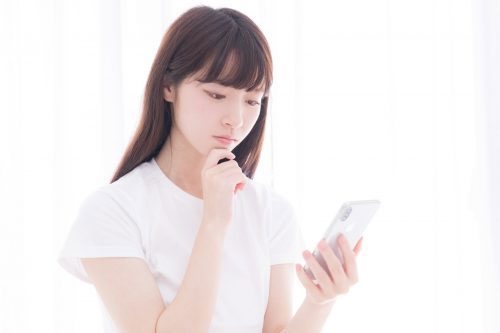 スマホを見ている女性