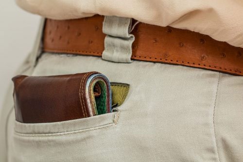 男性のポケットの財布