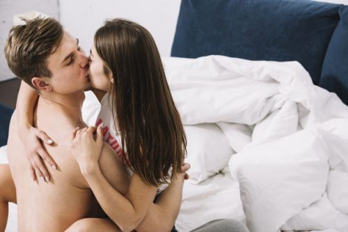 抱き合ってキスをする男女