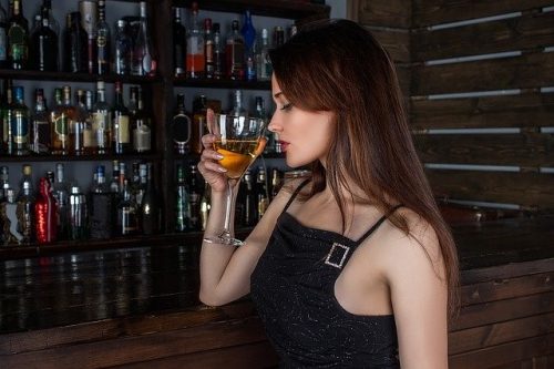 ハプニングバーでお酒を飲む女性