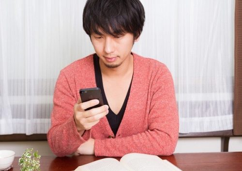 スマホを眺める男性