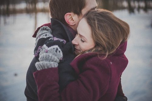 抱き合うカップル